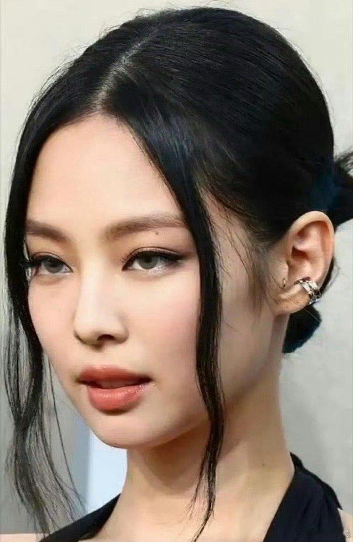 发现两人的相似度极高，让人难以分辨谁是宁艺卓，谁是Jennie了。 