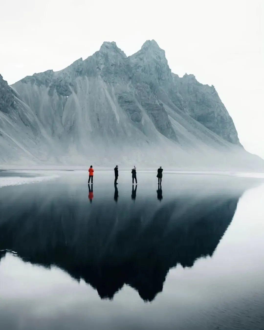 当人物只剩 1 %，画面却更有力量。把人压到最小。 雪山前那个人，只是...