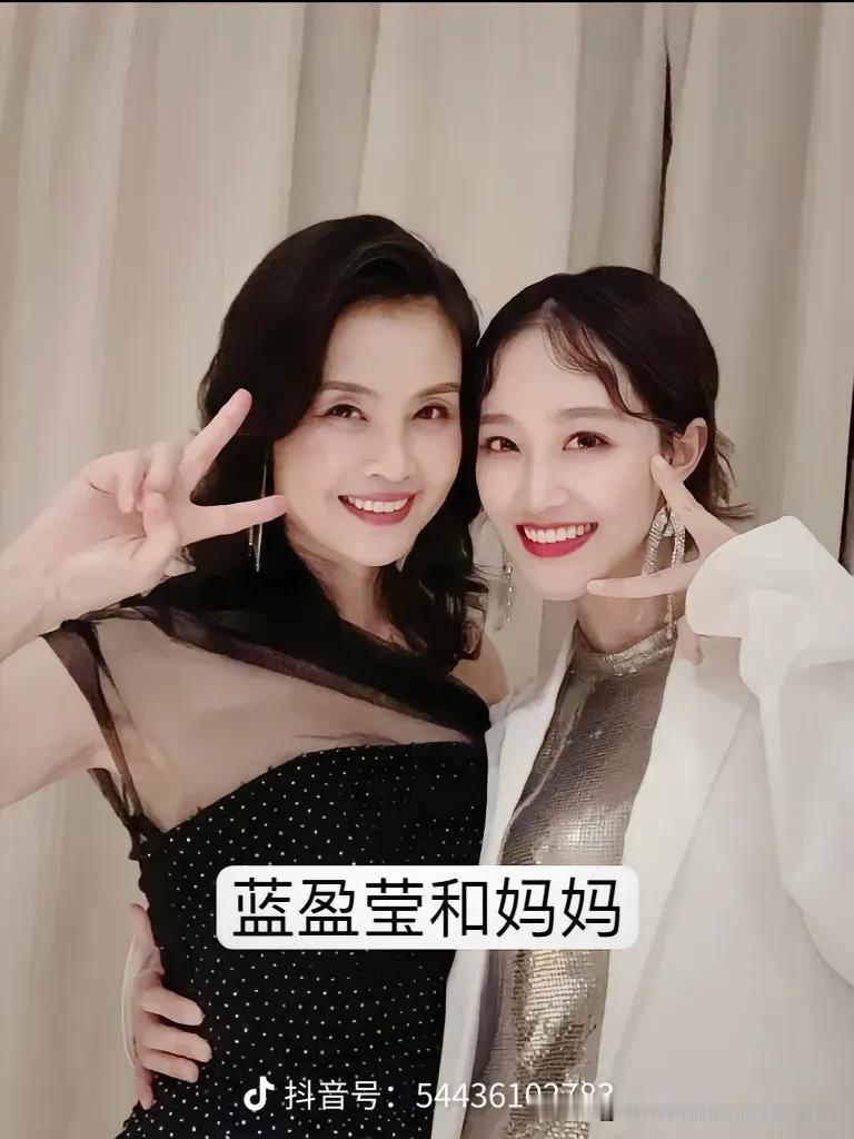女明星和妈妈合照，母女俩宛如姐妹
 原来好看是会遗传的，这些明星母女同框太惊艳。