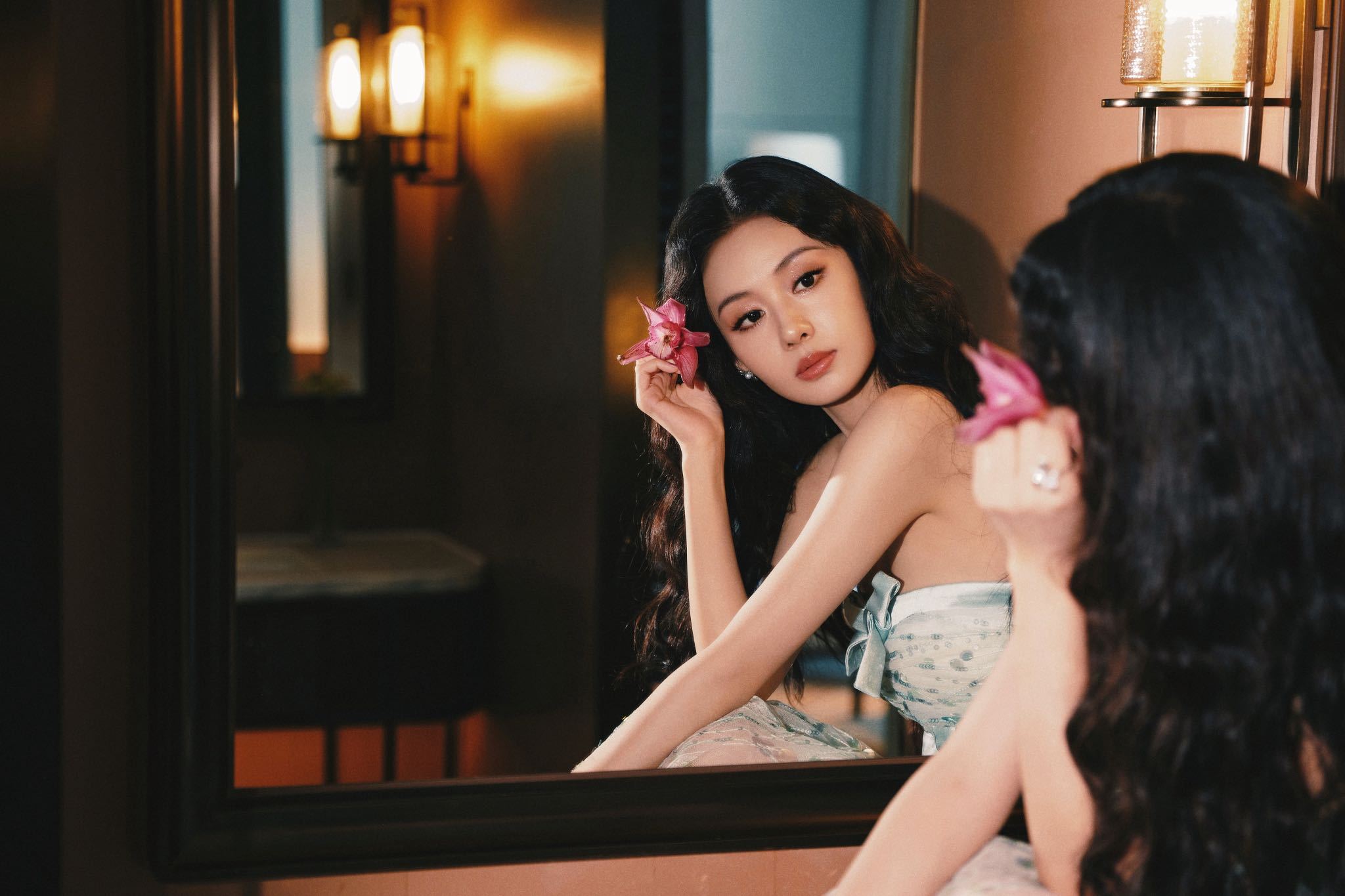 甜美公主裙配野心勃勃的眼神，好有戏！刚播完的《十二封信》里余念赚足了大家的眼泪，