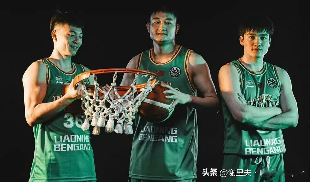辽宁男篮亚冠定妆照出炉，新签双外援已归队，卫冕冠军“绿衫军”元素拉满，在胸口增加