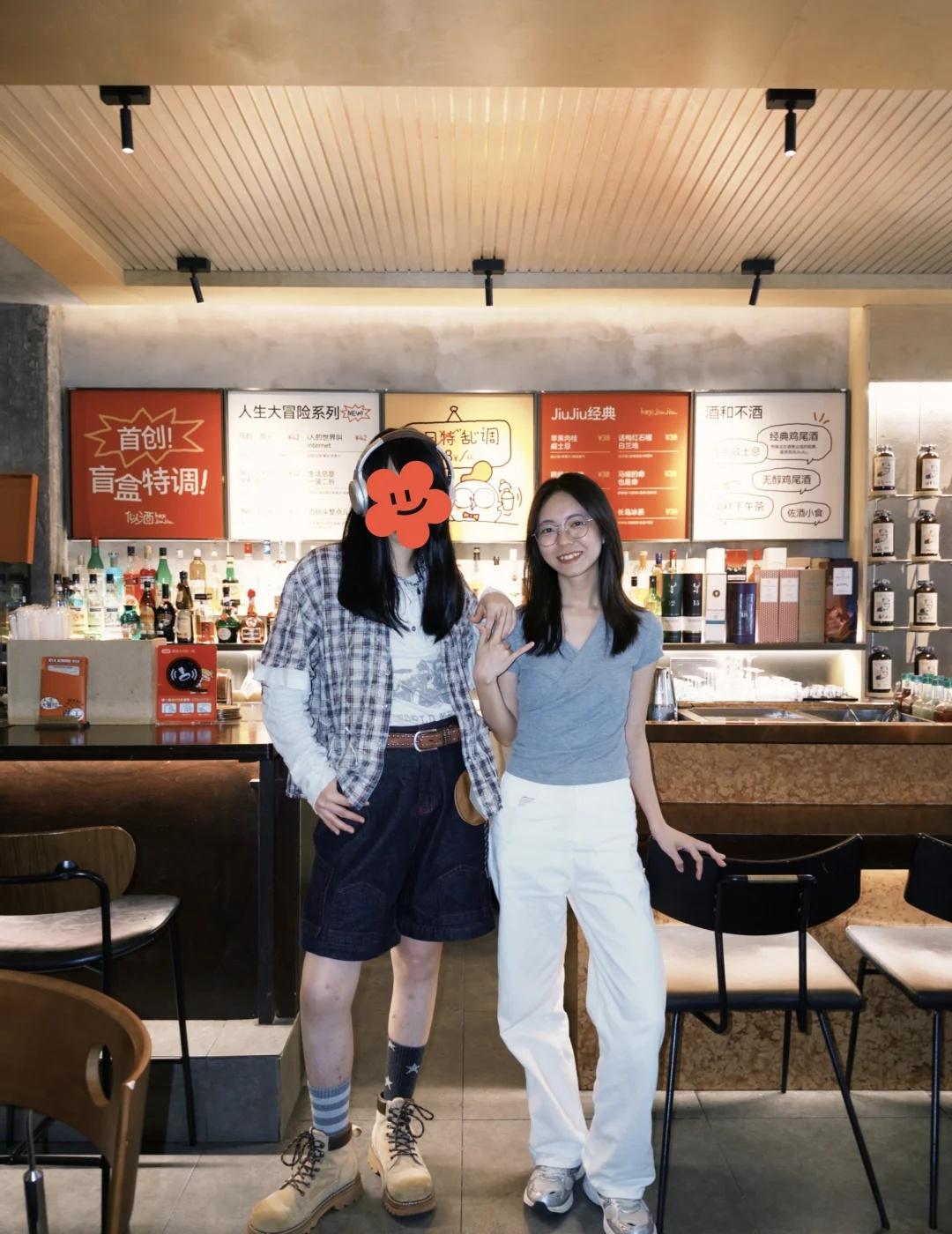 广州探店｜社畜的午休来两杯
在体育西，一出地铁就能看到
店里是ins风带点复古工