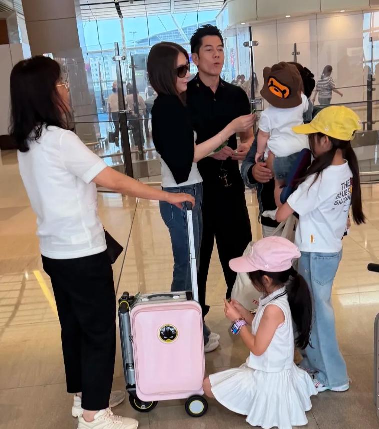 郭富城一家五口现身机场，

三女儿第一次被拍清楚

不代表孩子应该开始接受围观