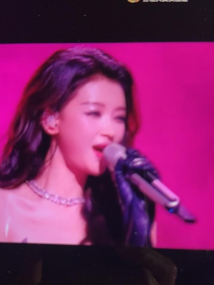 孙怡的《whywhywhy》唱的很妖娆啊！
她选择的是奶茶姐姐江语晨。
孙怡舞台