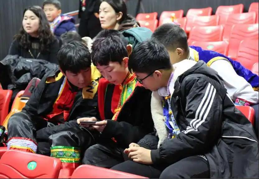 捷克：拟在全国中小学禁止学生使用手机、智能手表等电子通信设备。小学生过早地接触智