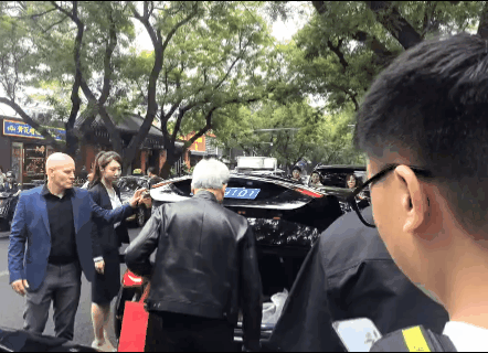 黄仁勋，自己都没想到，他在中国的人气会那么高，有店家免费请吃38元的炸酱面，还有