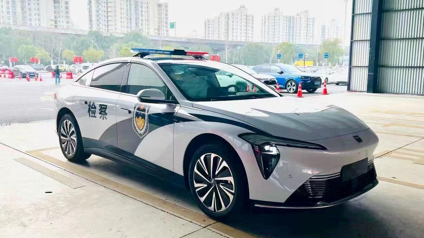 上海全新采购的别克至境L7警车。涂装给几分？⬇️ 
