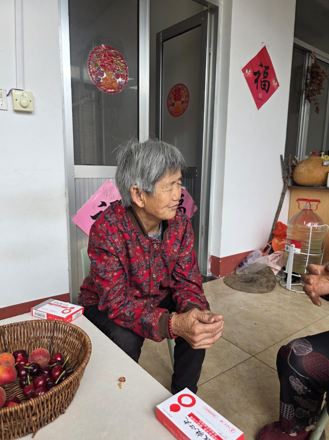 77岁婶子的苦乐半辈子……

20岁那年的春天中午，20岁的她从庄稼地里回家吃饭