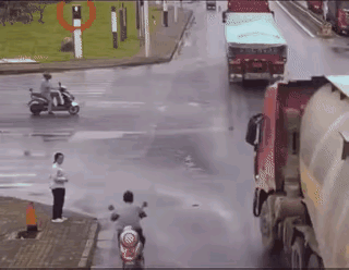 这短短五秒钟时间内，男子的祖先在地下应该是动用了所有的关系，让他躲过了连续三次死