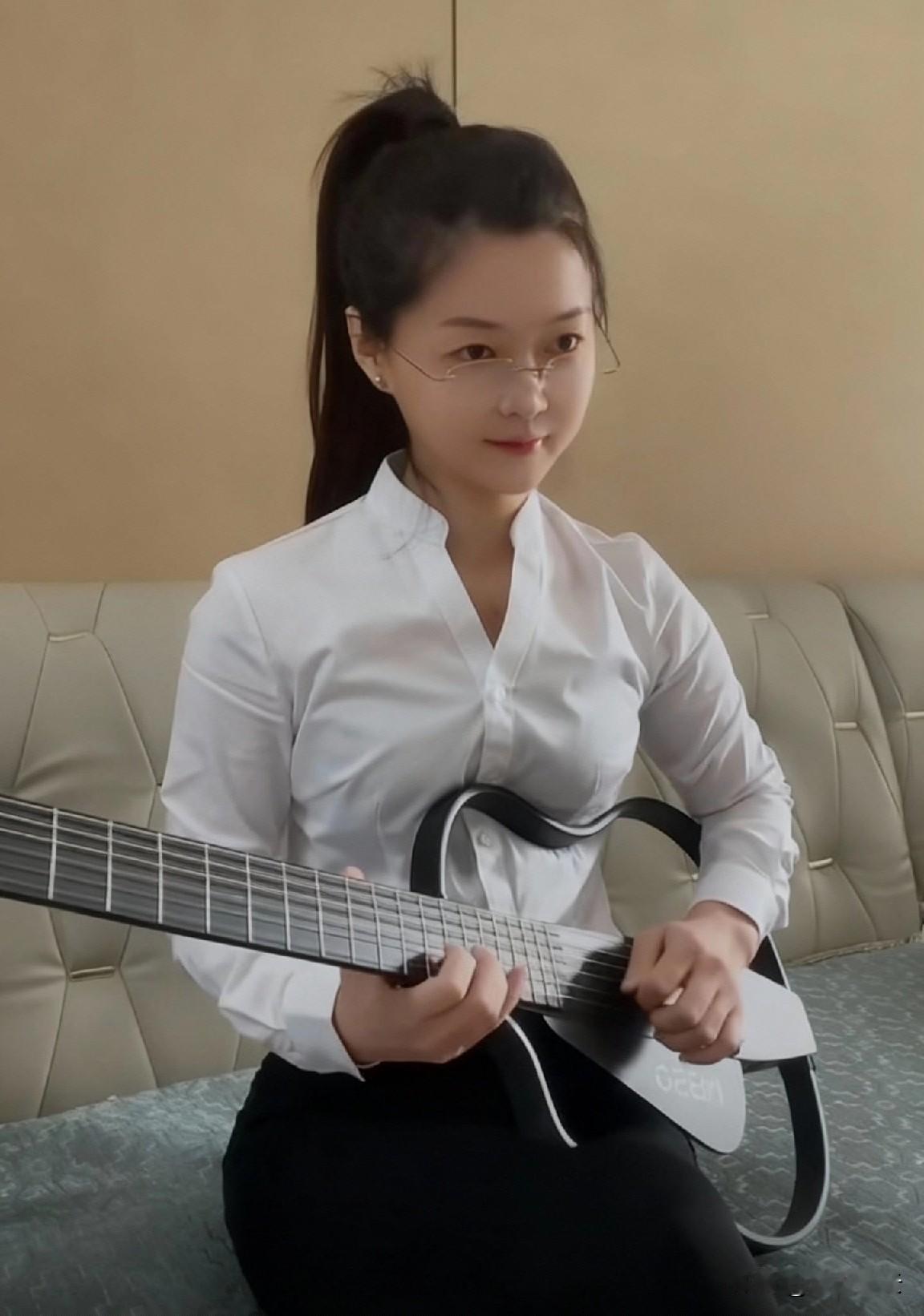 不必羡慕别人起步时的风风火火，
那些早早亮起来的光，
未必能撑过漫长的黑夜。
只