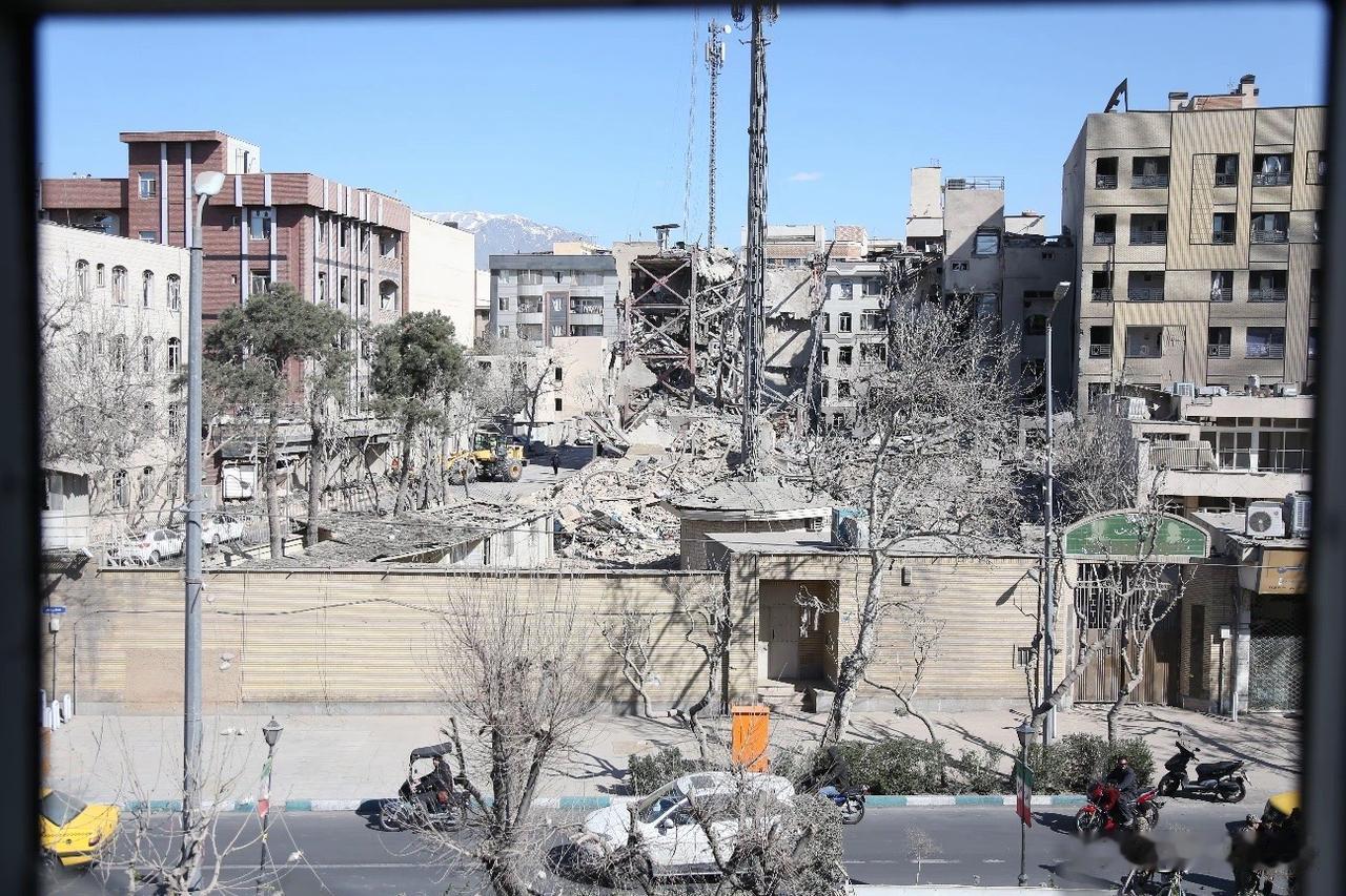 全世界都快乱成一锅粥了！
俄乌这仗都打了4年了，还没个停的苗头；
中东又爆发大规