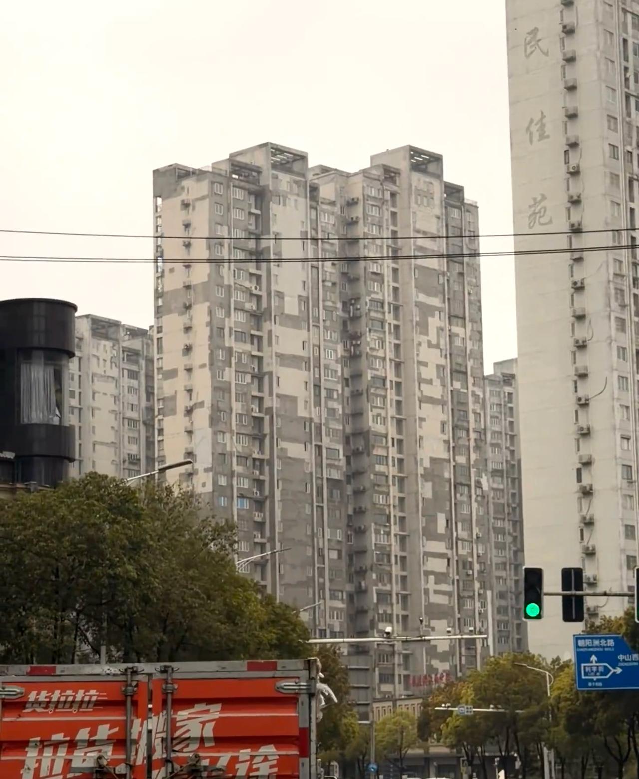 这房子外立面都烂成这样了，质量得多差

看着都觉得让人感到害怕，这个房子里面漏水