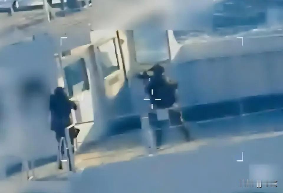 潜艇护航也没有拦住？美军扣押俄油轮，海上摊牌太疯狂了
 
北大西洋上演硬核对峙！