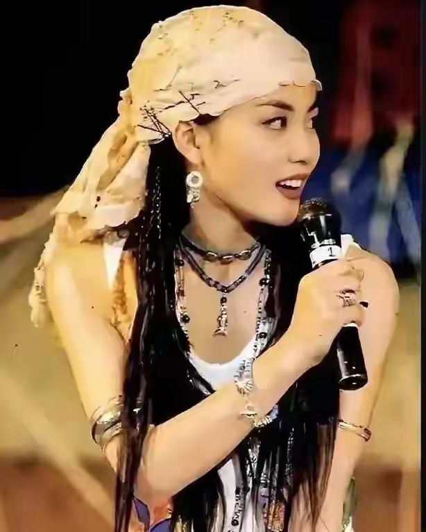 王菲这组封神照真的太绝了，气质完全不输张柏芝，也难怪李亚鹏和谢霆锋都会为她心动。