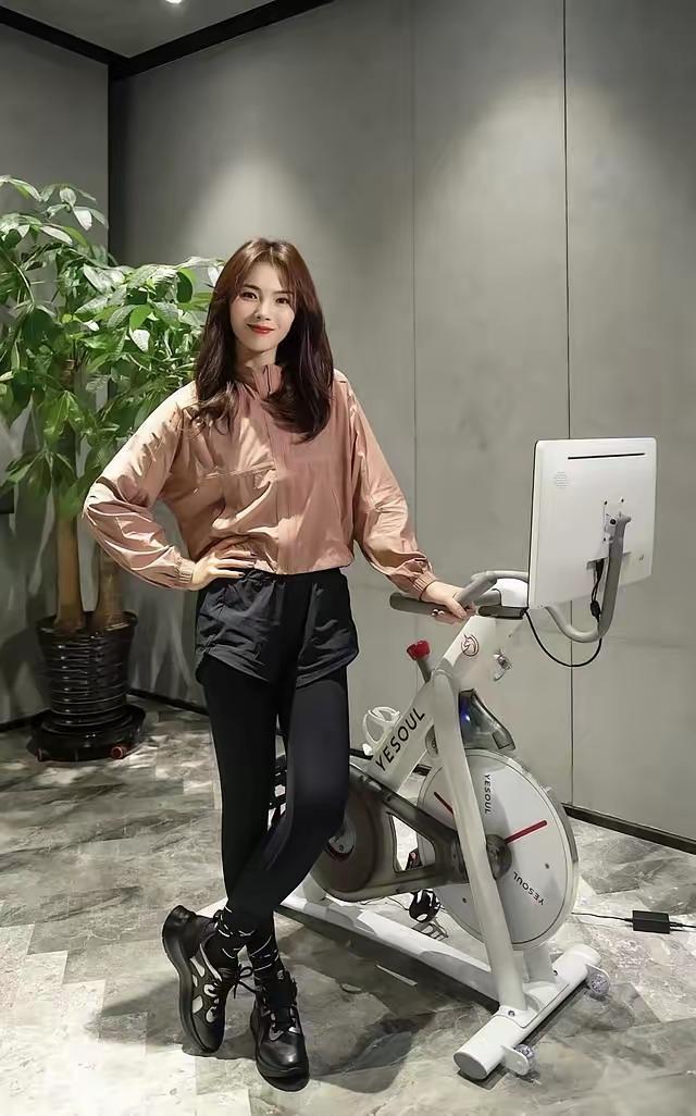 刘涛运动时候的照片真的是太美了，你可敢信这是一个40多岁的中年女明星的状态 。虽