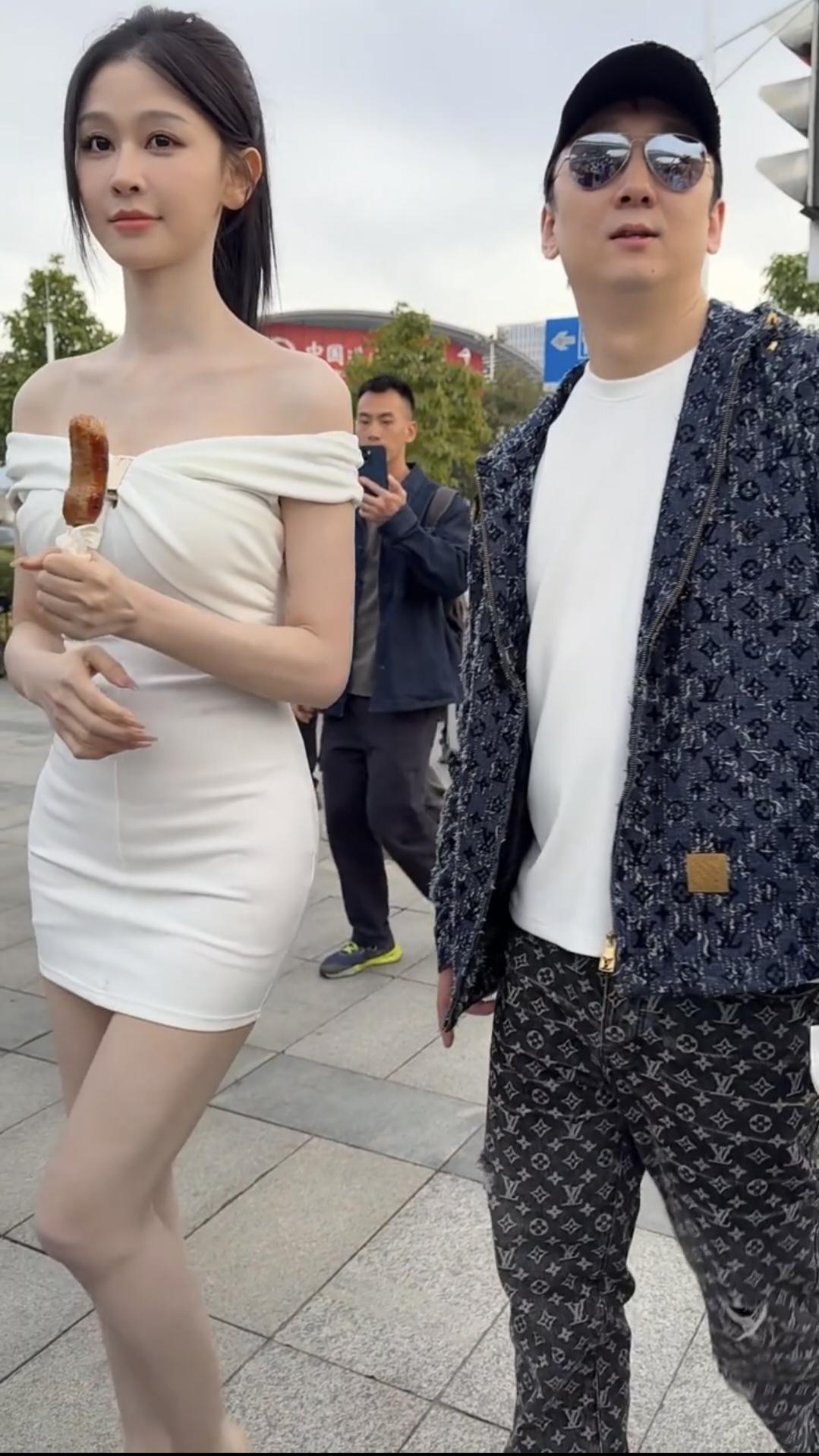 虽然消费降级了，只给女伴买了根烤肠！但王思聪的审美依然在线，女伴的颜值身材都是顶