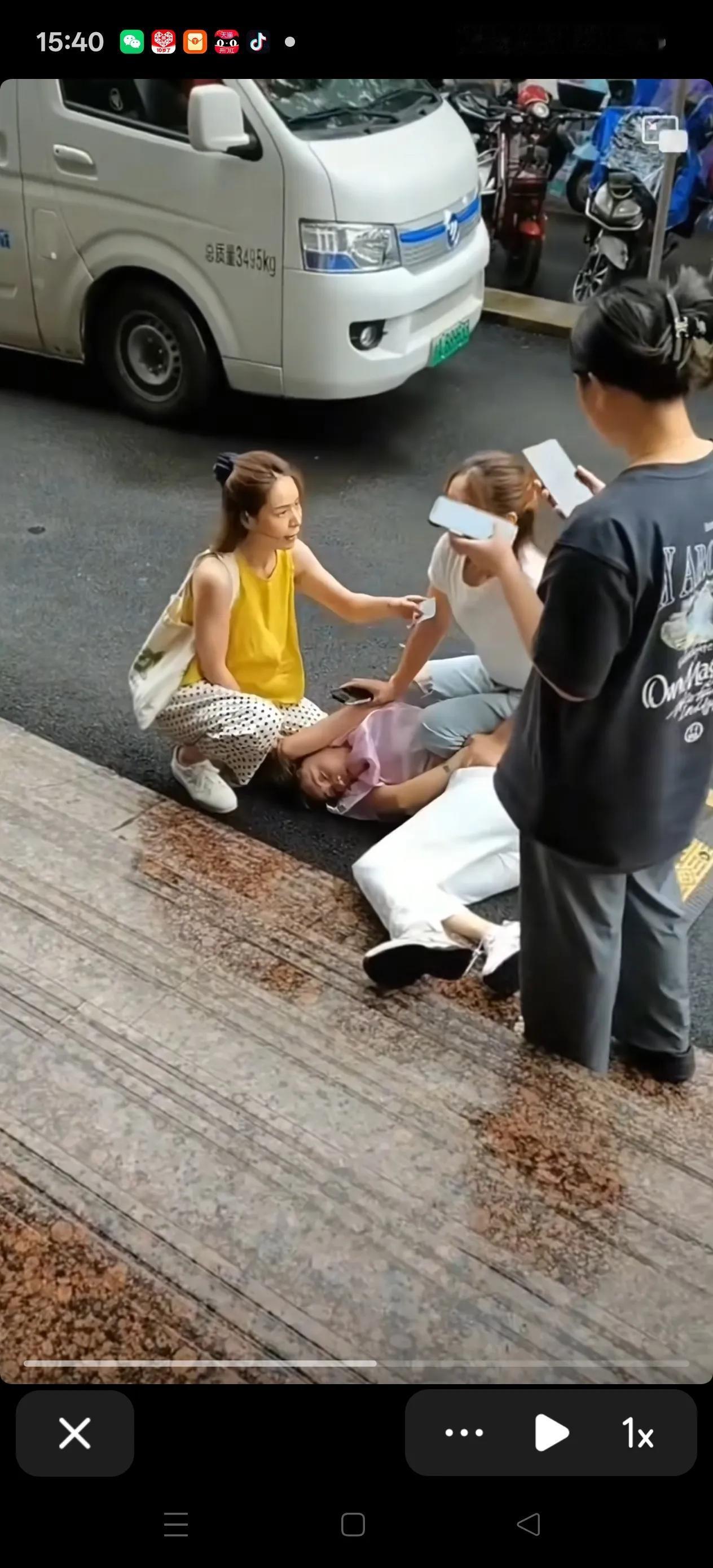 原配带朋友在街上抓小三，现场打斗得特别激烈，直接从楼梯上打到楼梯下，小三打架技艺