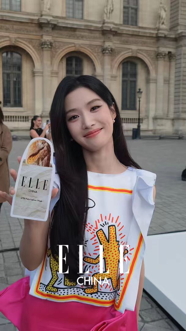 卢昱晓LV生图 台上是优雅明媚的LV小公主，台下直播里还纠结口红色号自嘲老花眼，