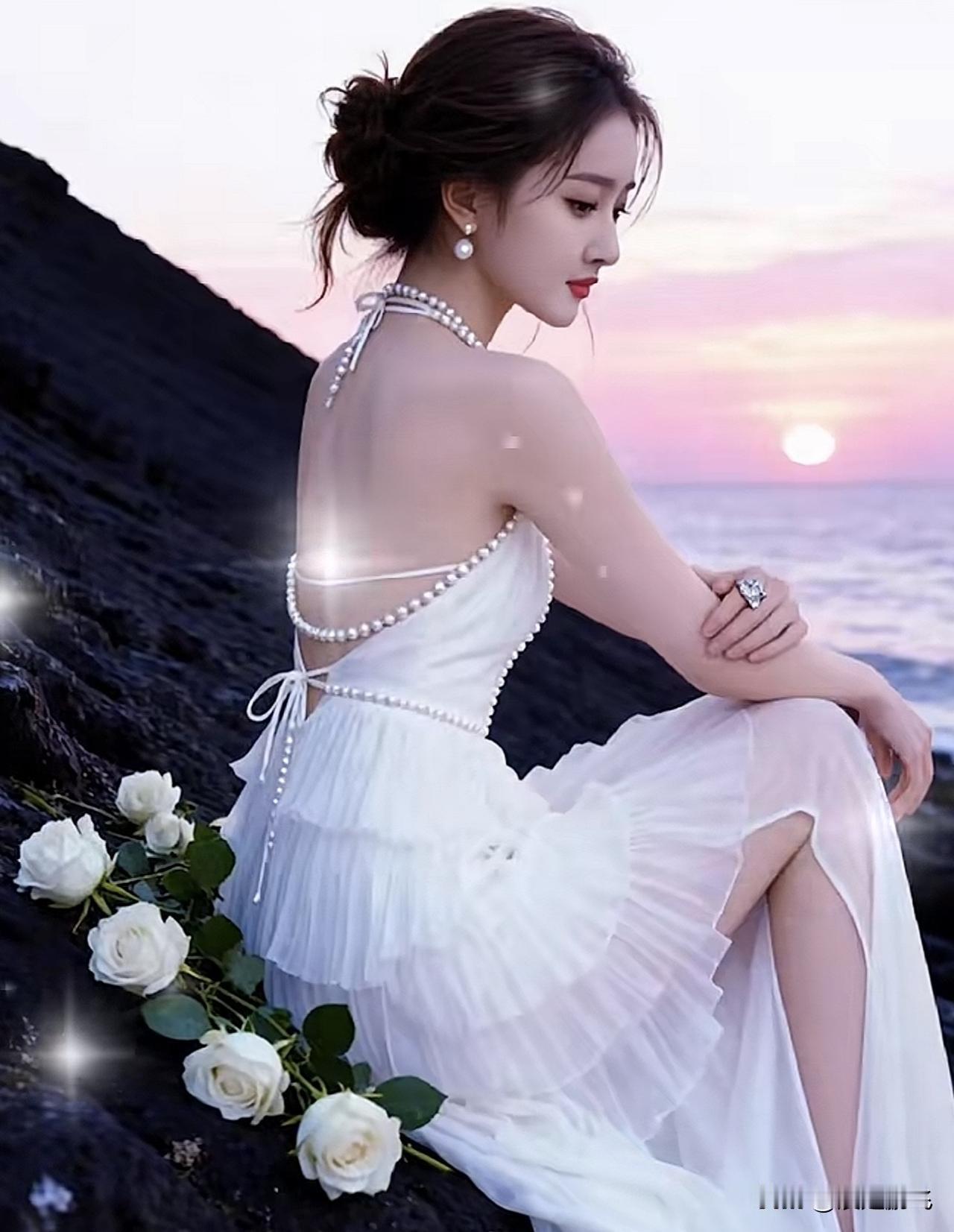 海边落日下的优雅美人，珍珠项链与白色长裙相映成趣。白色珍珠项链 珍珠淑女照 露肩