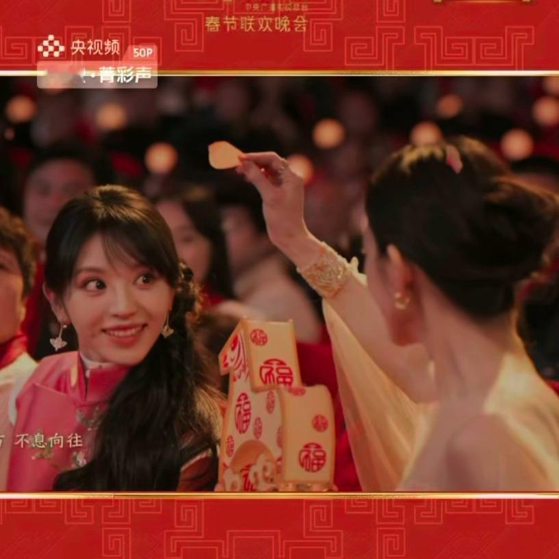 张钧甯帮田曦薇拿花瓣这一幕看得我心暖暖好美好美好春晚段子大考春晚