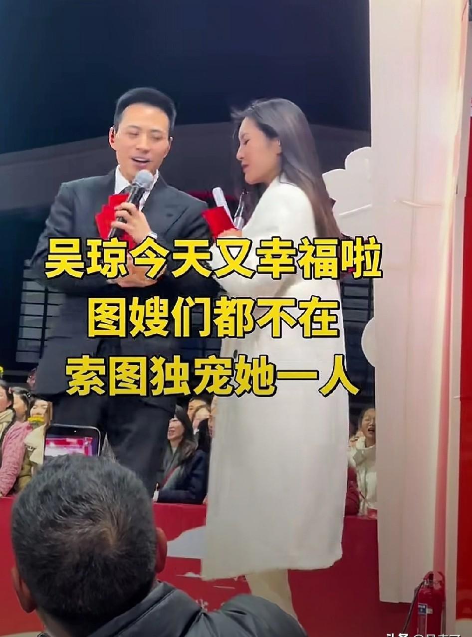 大号下播≠下班。
凌晨1:47，索图把摄像头对准黑眼圈：  
“大号亏了3K，小