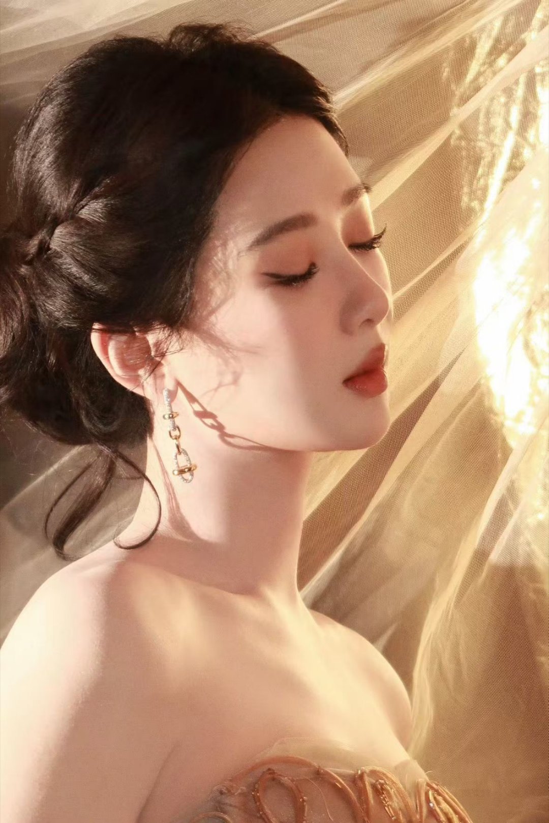 电视剧女心理师 演戏是我能坚持，并且我喜爱的。比如镜头一开，喊三二一的时候，那一