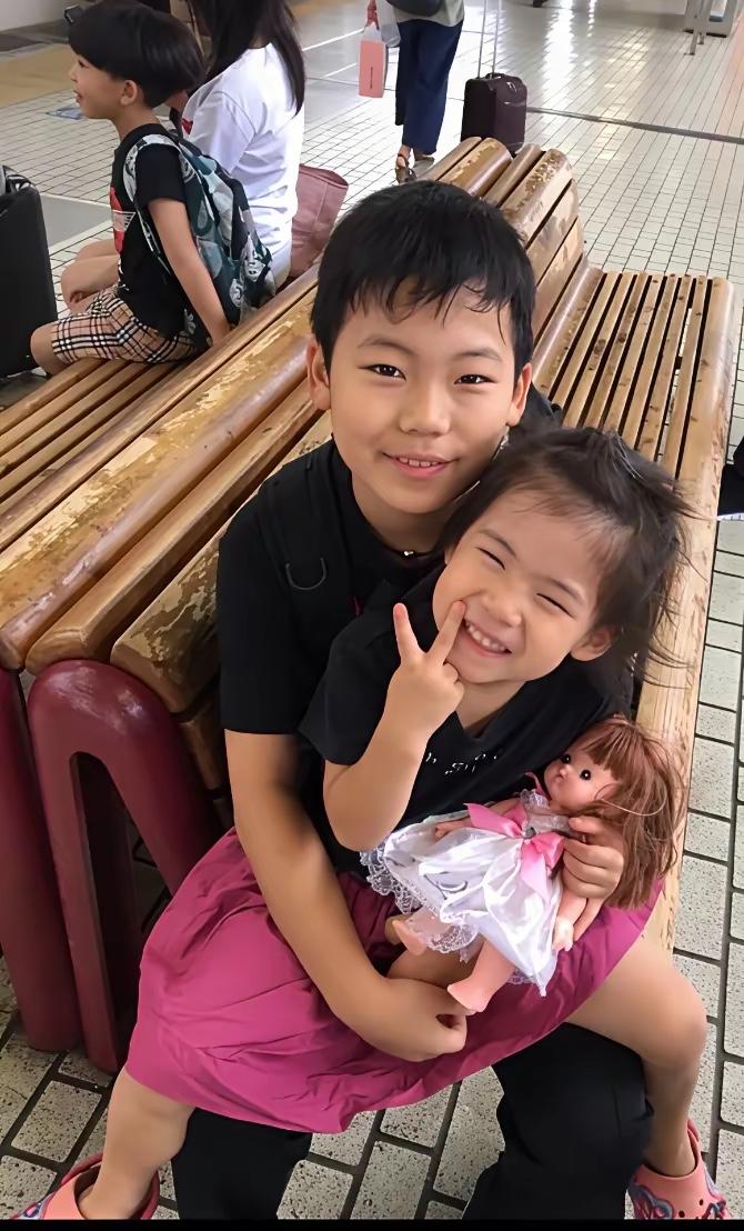 作为家中的长子，松岛辉空从小就担负起照顾弟妹的责任。

那时候的松岛辉空只有7.