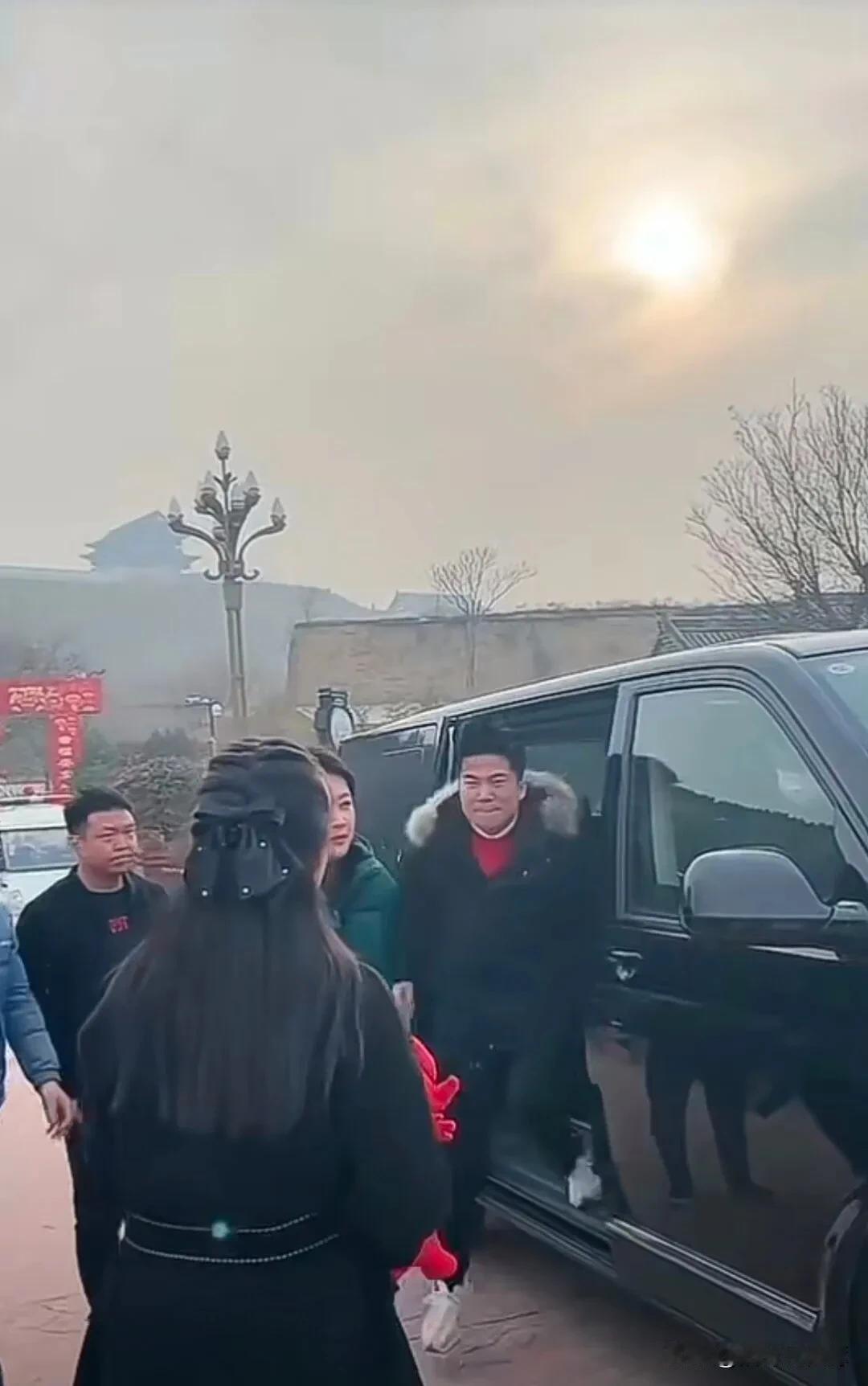 董宇辉衣锦还乡，过年前夕还为家乡宣传拍视频。说实话，觉得这样的人就活该成功，他不