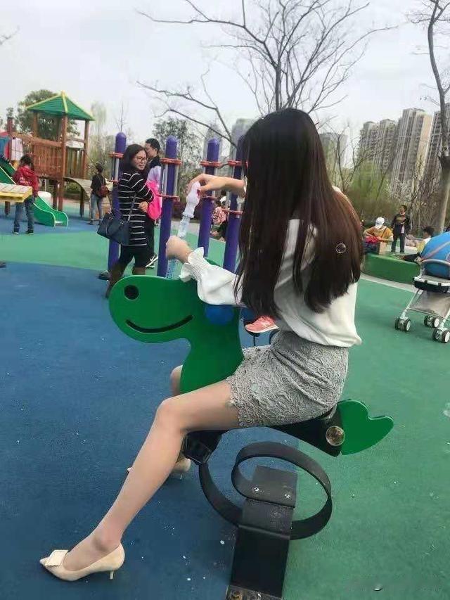 难得出来玩，抢小朋友玩具哈哈