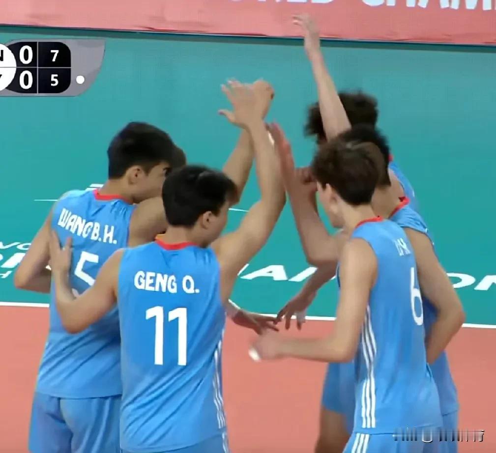【中国U21男排第一局负于埃及队】
第一局中国队开局顺利以7-2领先，之后埃及队
