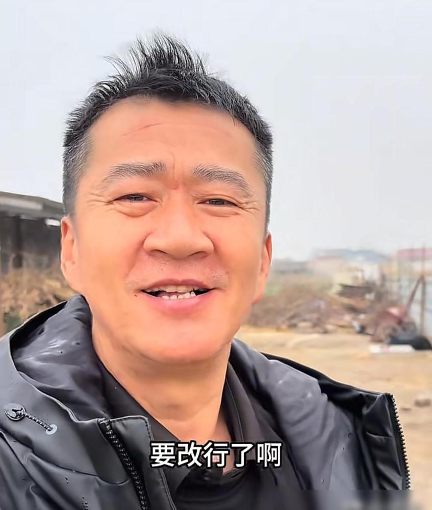 横店影视圈现在是真的冰火两重天。
传统影视冷到骨子里。2025年电影开机量从七