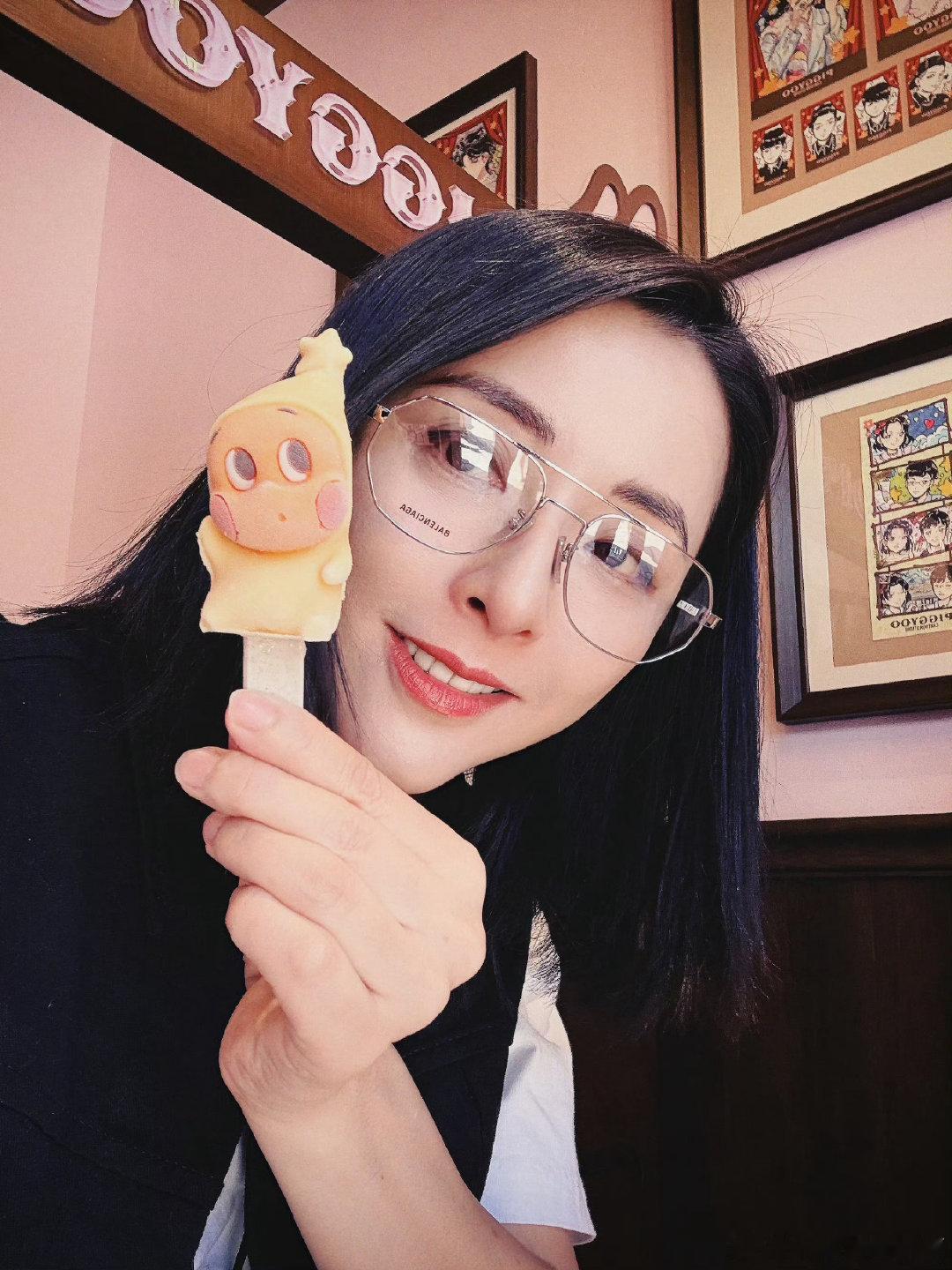 黄小蕾 请粉丝吃饭给粉丝打折 妥妥宠粉天花板黄小蕾！面对粉丝提问大方送出自己的眼