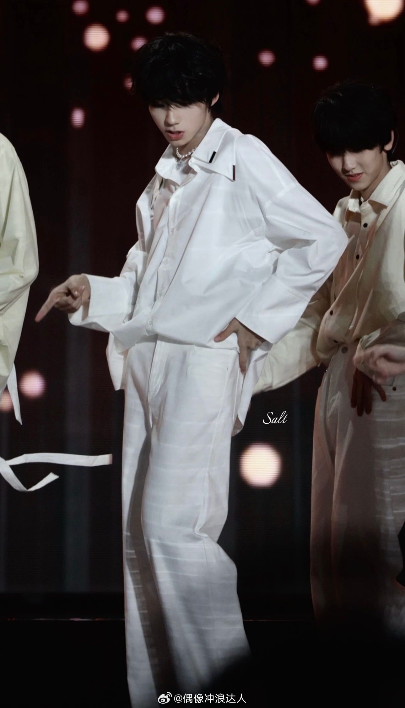 王橹杰腿到底有多长 王橹杰 完全就是超模身材。。 