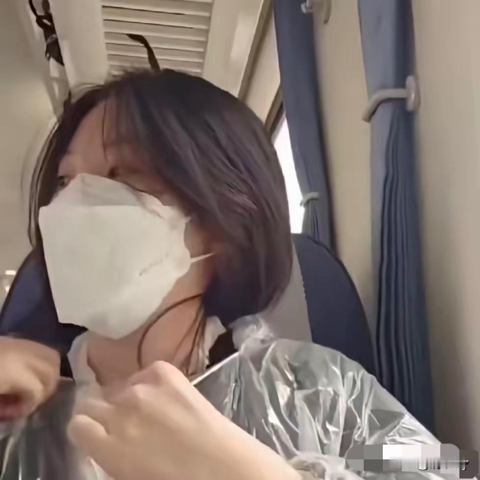 现在的禁烟“小仙女”都做到这个程度啦！绿皮车厢里一名女子戴着口罩先是在身上套了一