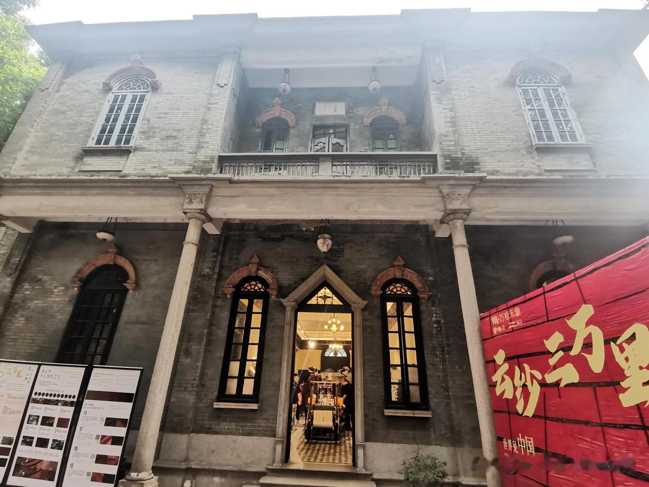 。佛山岭南天地简氏别墅变身香云纱商场，只开后门，大门紧闭。

简氏别墅建于192