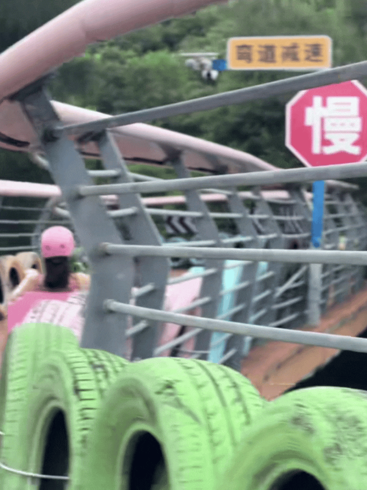 白鹿海边度假都是开车，女孩你的反差好大一个是白萌妍一个是女神，但都俘获了我的心好