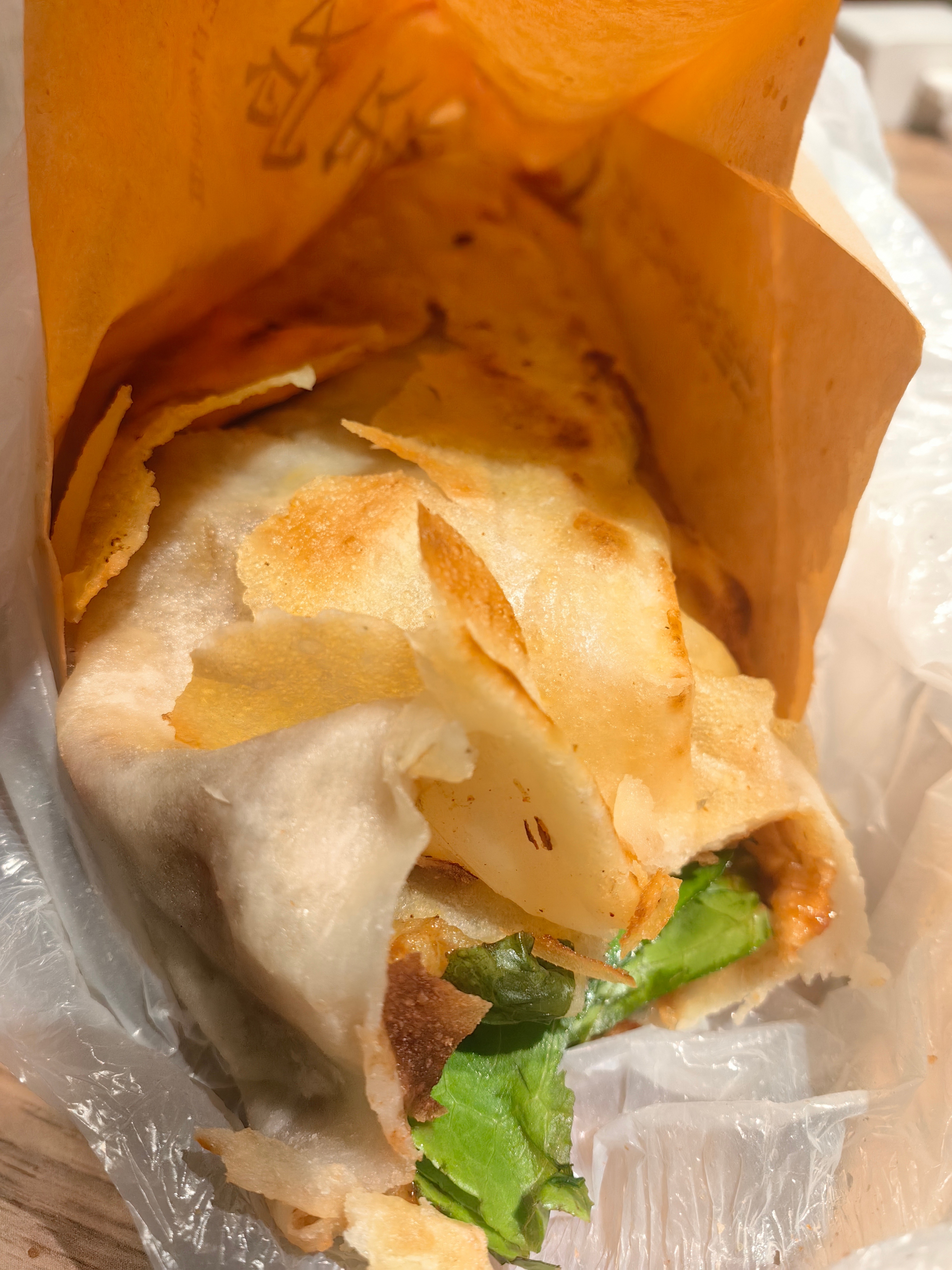 已经词穷了反正这鸡蛋灌饼是真的很好吃，不是那种很硬的，吃着香香的，辣酱也不是那种