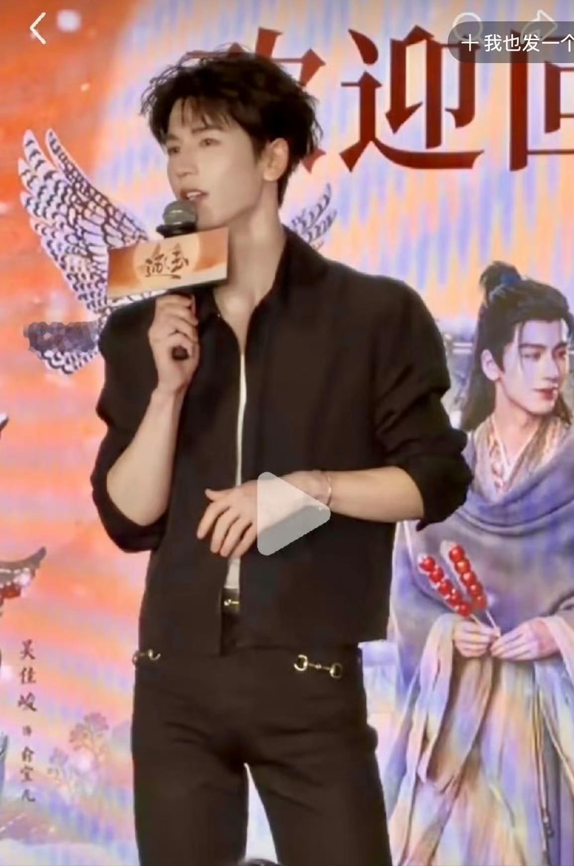 庆功宴上哽咽，张凌赫这眼泪，掉的不是为自己。
《逐玉》播得好，他站在台上感谢了一