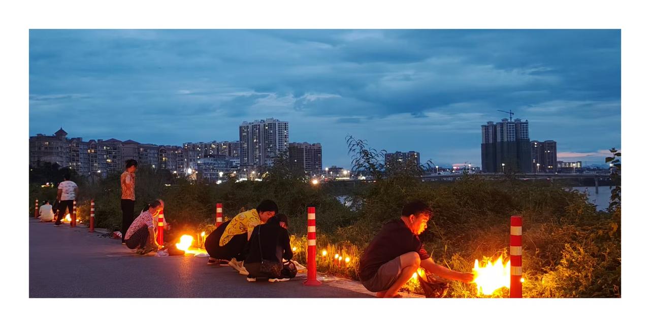 中元节的晚上，大路两边烧纸钱的老百姓真多。