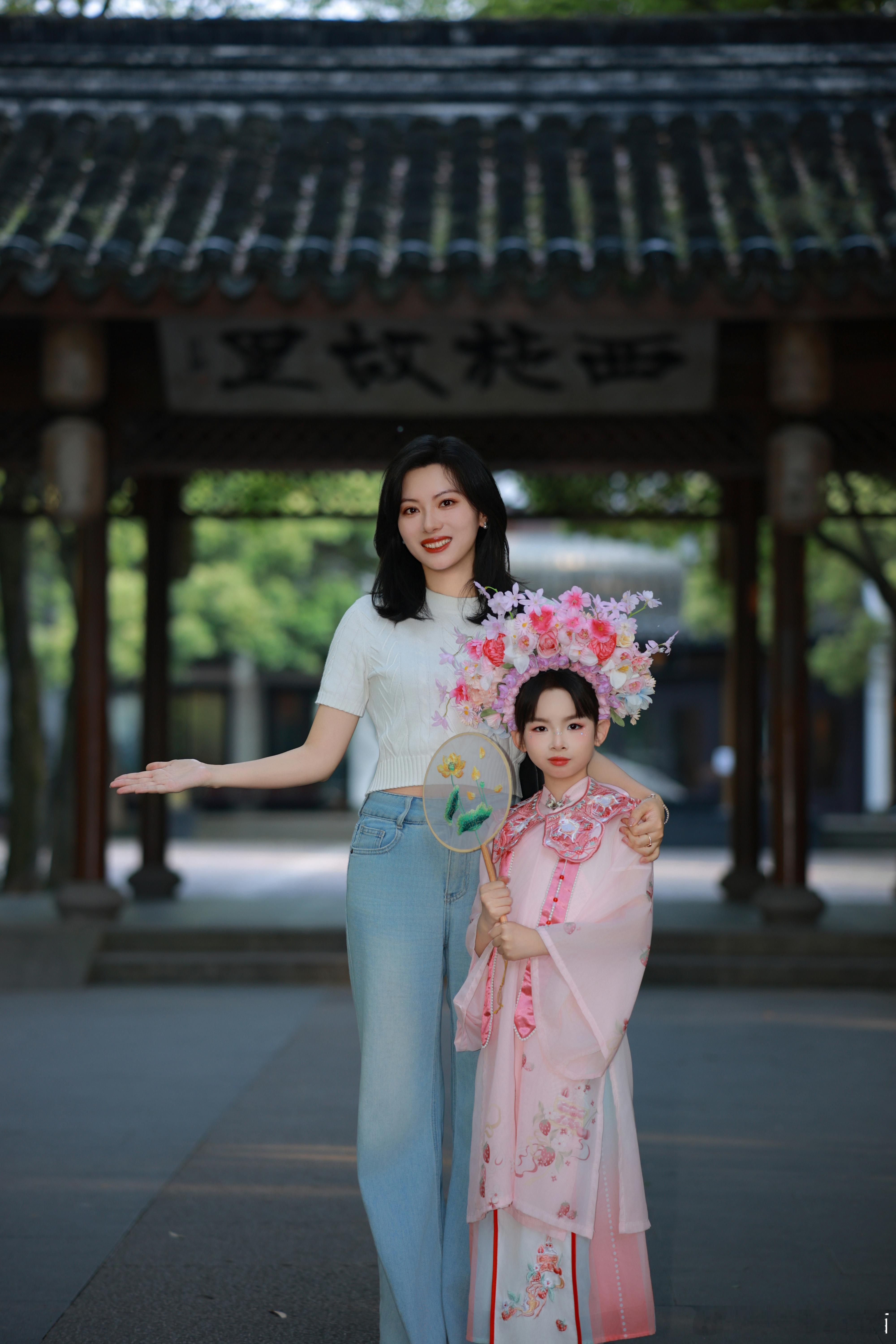 姐妹们，出片了！我要被摄影师笑鼠了今天下午本来想去西施故里和安安拍一组古风母女照