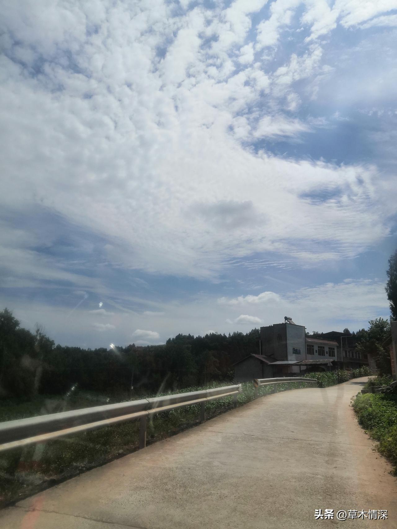 乐至县象龙场镇，虽然街上很小，但赶场的时候特别热闹。它是个坡度小的街镇，走起来不