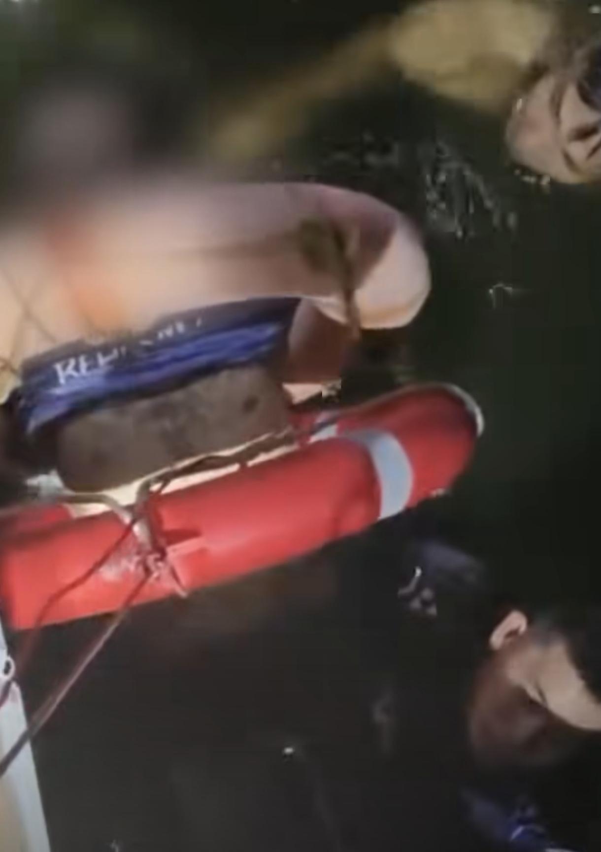 民警消防员联手救一命
落水者被套3个救生圈全身浮起
广东一男子失足落水，民警迅速