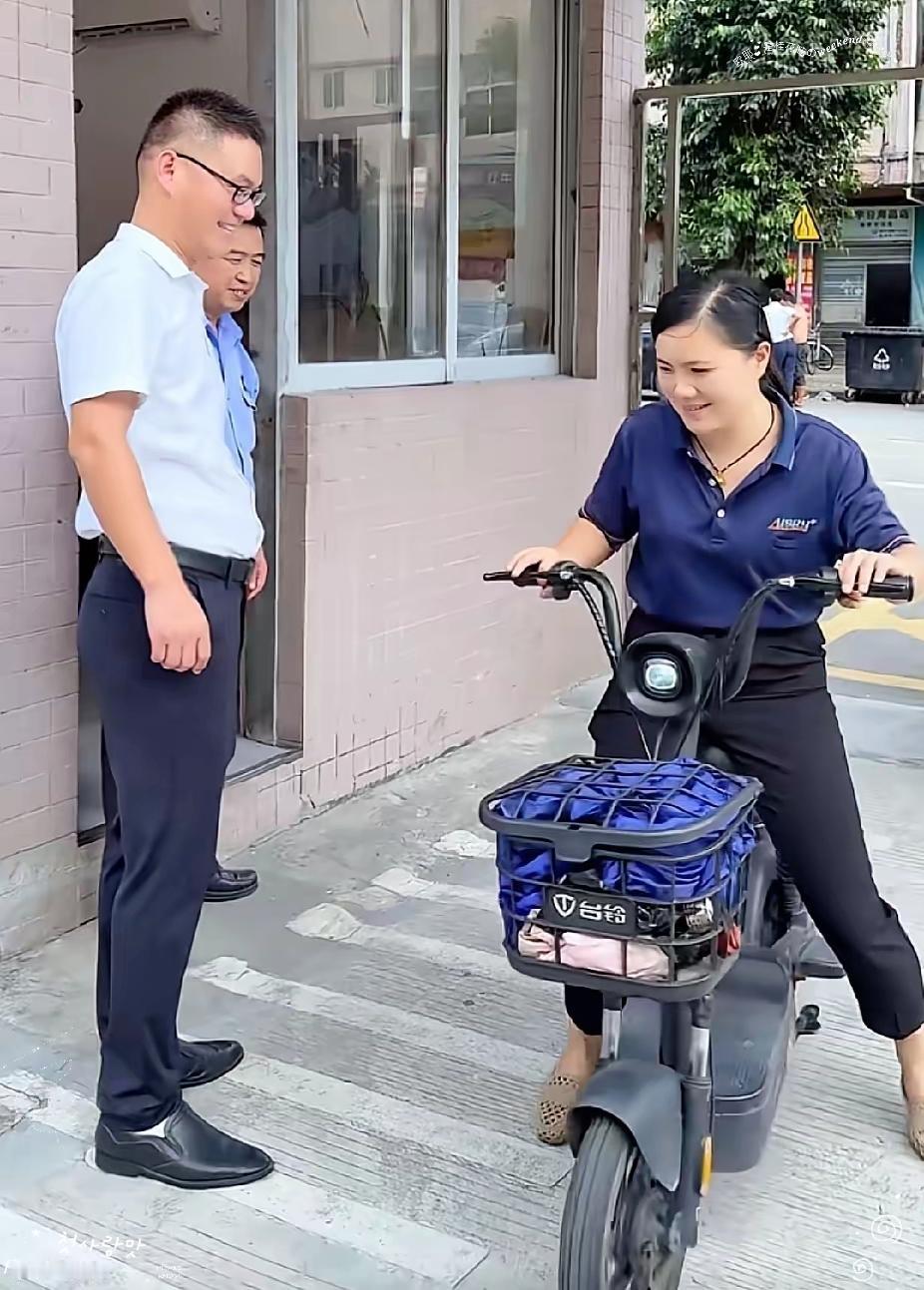 谁懂啊！东莞工厂这老板也太会做人了吧！女员工迟到近20分钟，撞见老板非但不慌，还