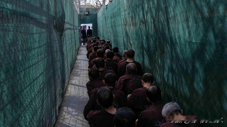 美国对叙利亚境内数十个“伊斯兰国”目标实施打击，以报复致命伏击
美国军队以“持续