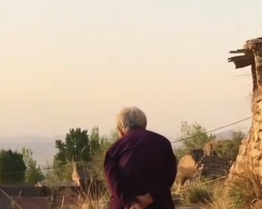 三十年不尽赡养义务，父母生病不出现、父母葬礼也不回来奔丧，却想要心安理得继承父母