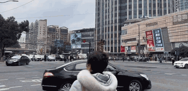 远处看不觉得，红绿灯这么大个的吗