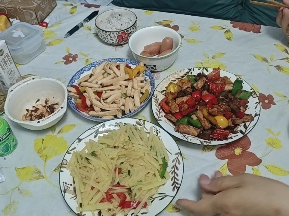 三菜缺一汤，好吃色艳味道鲜，午饭时间，开吃了，小红书能让人都成为大厨。必吃家常菜