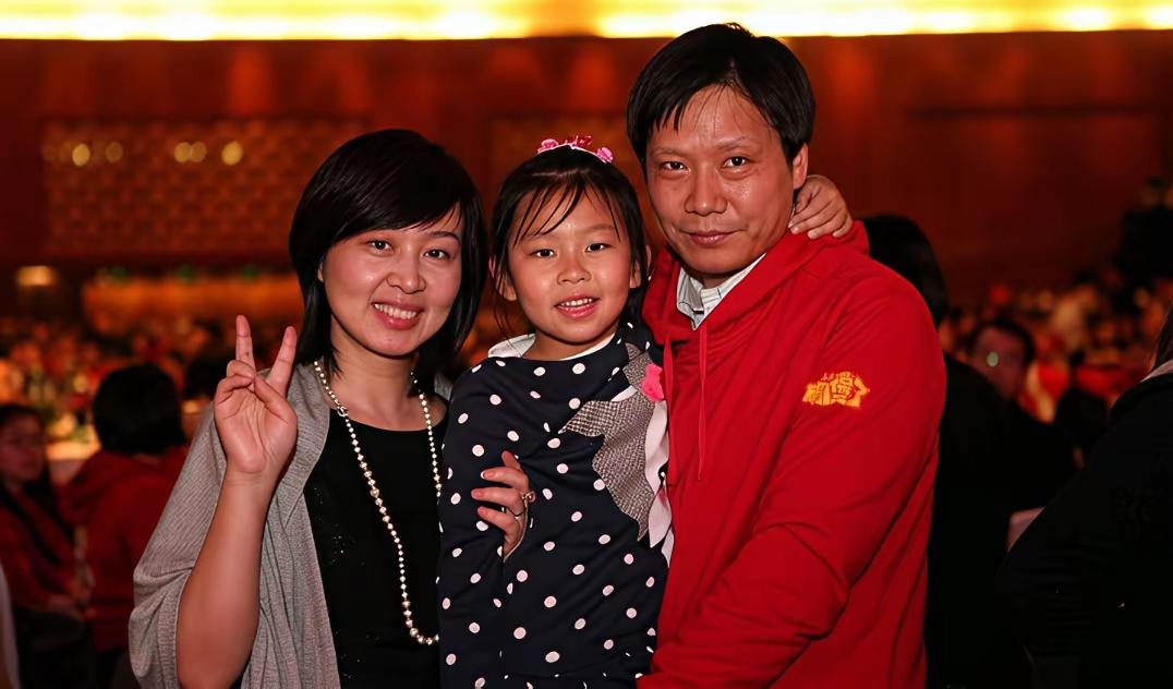 年轻时雷军和妻子女儿的留影，画面温馨。雷军背后的女人张彤，低调又硬核。1987年