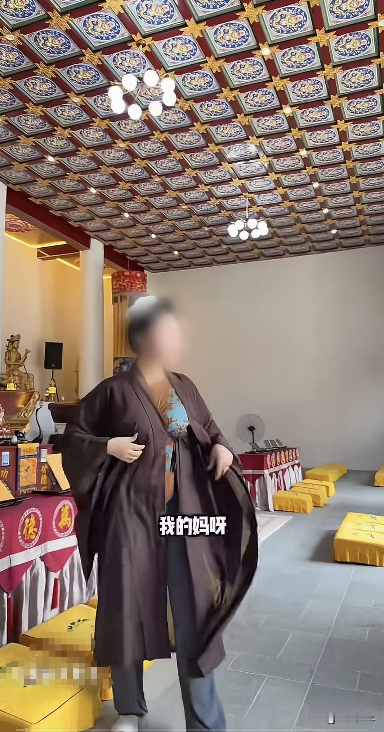 这尼姑真是假扮的啊？
    她们也分上下班时间，穿上长袍就诵经，脱下尼服就潇洒