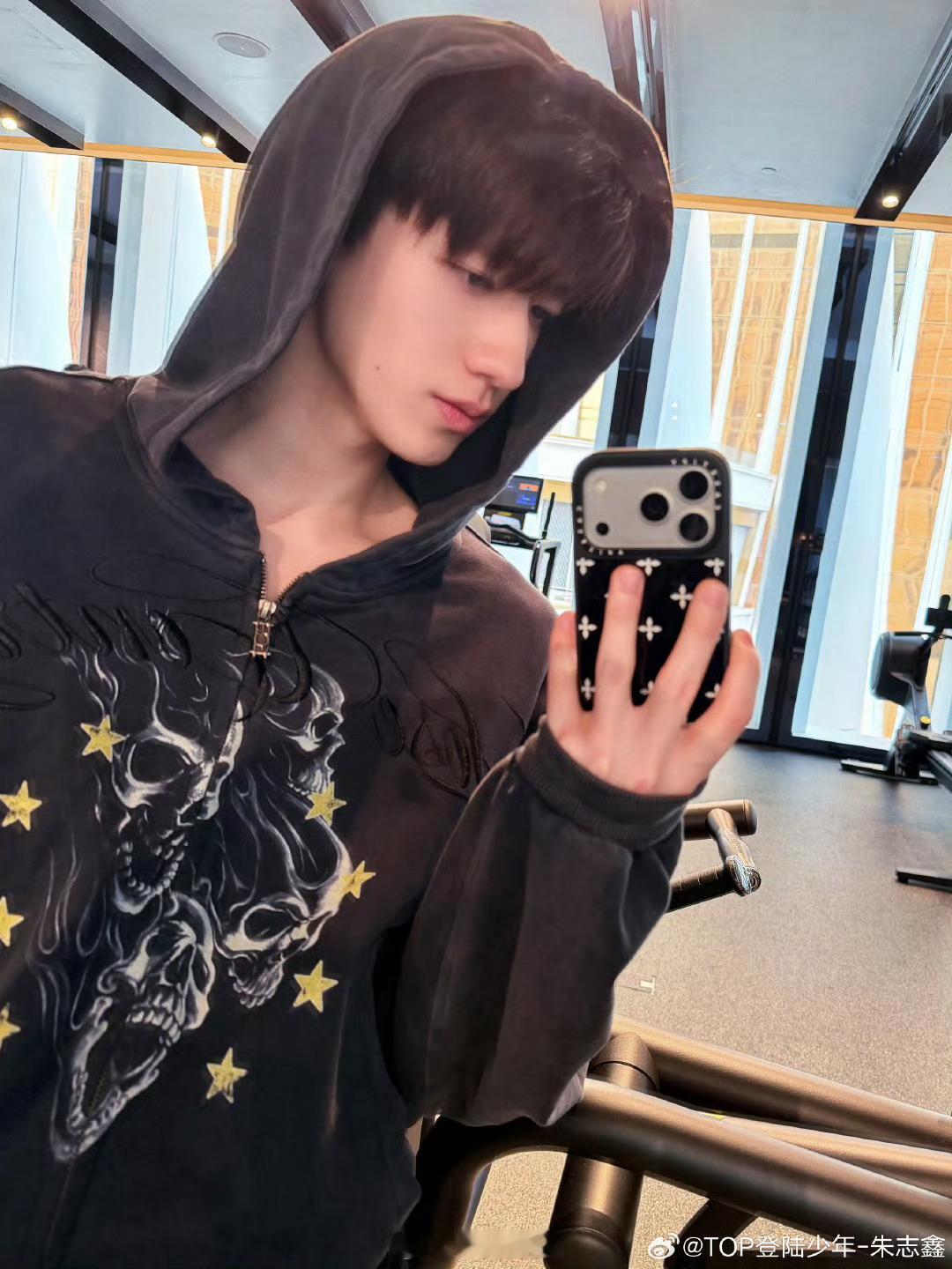 朱志鑫在二月的开端主动报备，就像春日的第一缕阳光照进大家的生活，这份用心与温柔格